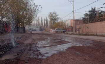 Pasó la máquina por Nuestra Señora del Neuquén y las mangueras a ras del piso lo saben